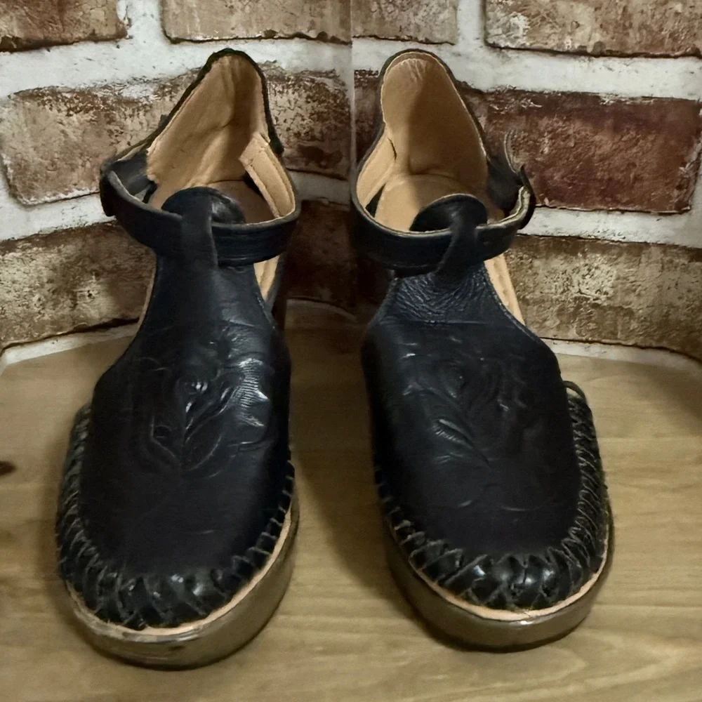 Women’s Black Leather Huarache Heeled Sandals-size 8